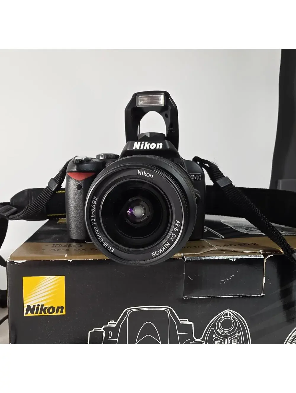 Nikon D40 Digital Camera w/ DX AF-S Nikkor 18-55mm F3.5-5.6G II, SD, Battery